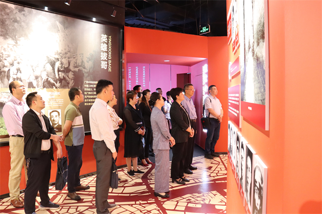 图为参观主题展